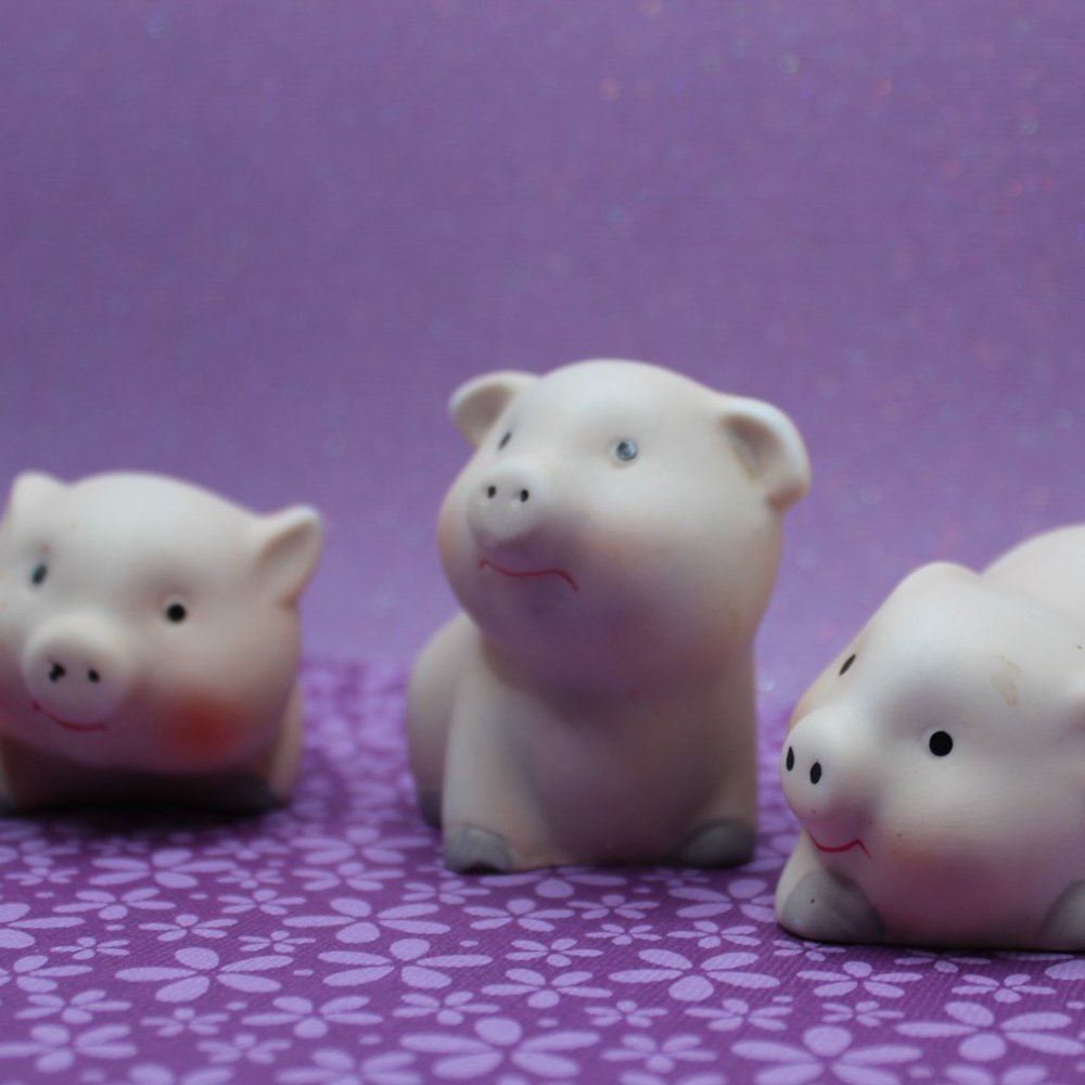 Vintage Pig Figurines – Set of 3 – Porcelain Bisque – Made in Taiwan – 1970s